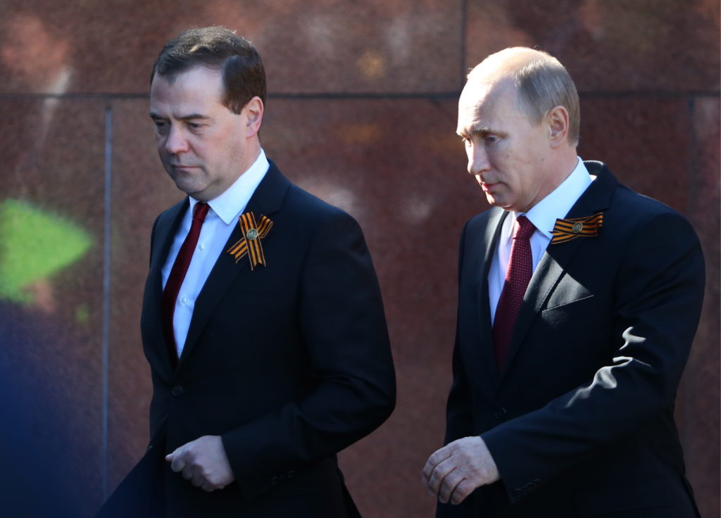 Прямо возле Кремля на Путина с Медведевым напали собаки, главы РФ едва сбежали в авто (ВИДЕО)