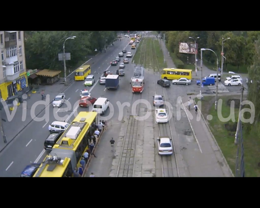 В Киеве новая полиция устроила масштабное ДТП с участием сразу пары машин и троллейбуса (ВИДЕО)