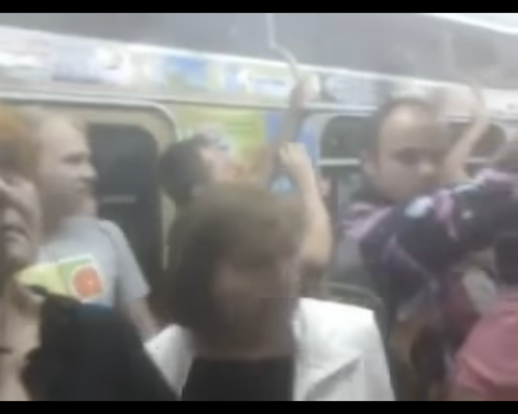 "Иди ты нах*й в свою Расею" - в харьковском метро весь вагон набросился на ватницу (ВИДЕО)