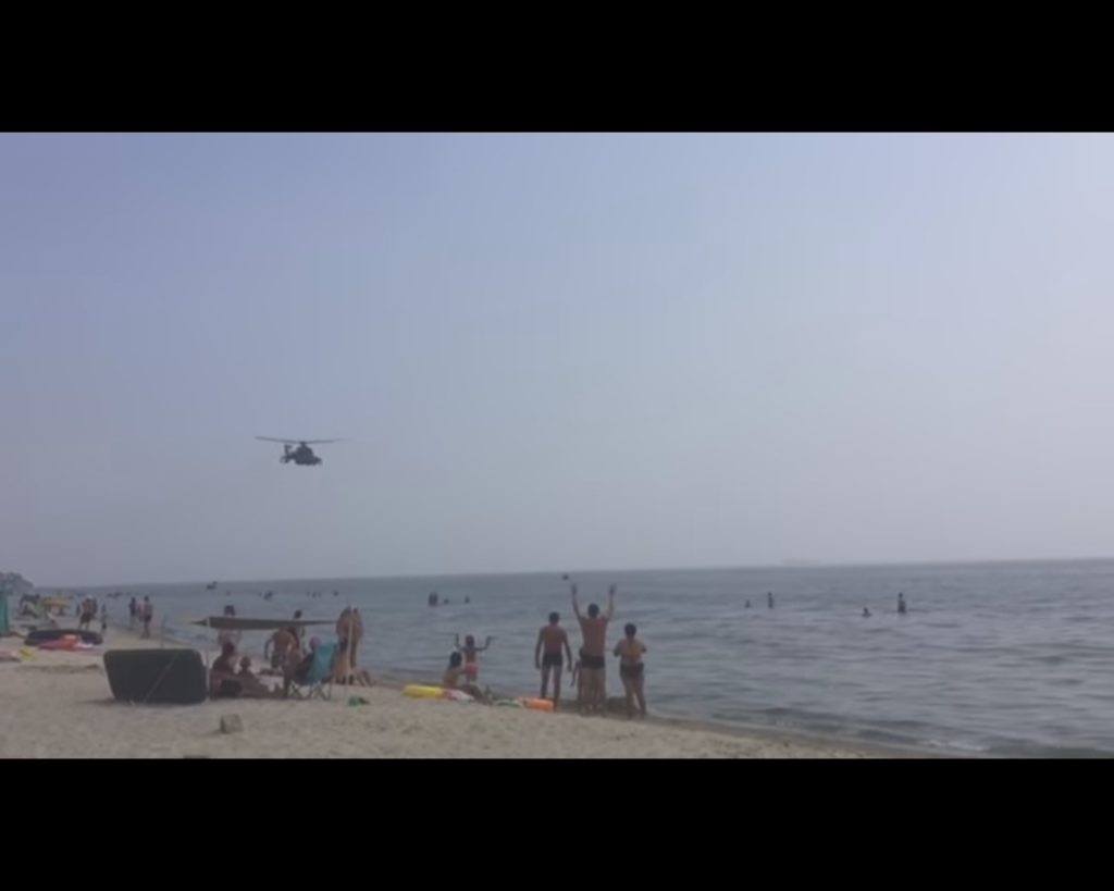 Пляжи Коблево "атаковали" вертолеты МИ-24 (ВИДЕО)