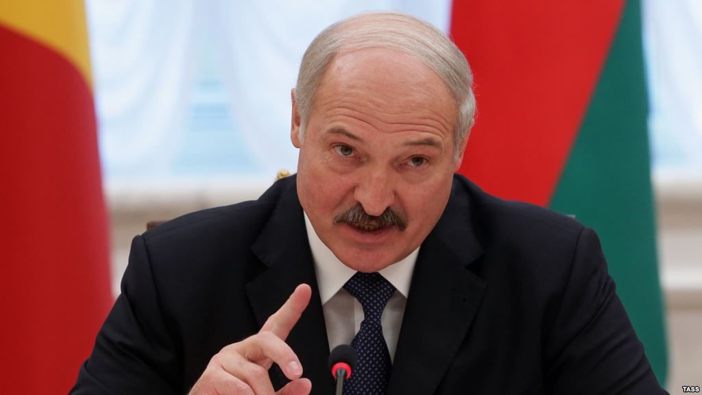 "За предательство подонка разжаловать, и под суд вместе с начальством!" - разъяренный Лукашенко бурно отреагировал на милиционера в кепке "Russia" (ВИДЕО)