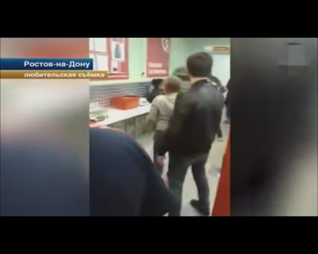 "Та засунь себе в ж*пу тот сервилат - п*дло!" На России в супермаркете произошла массовая драка из-за палки колбасы (ВИДЕО)