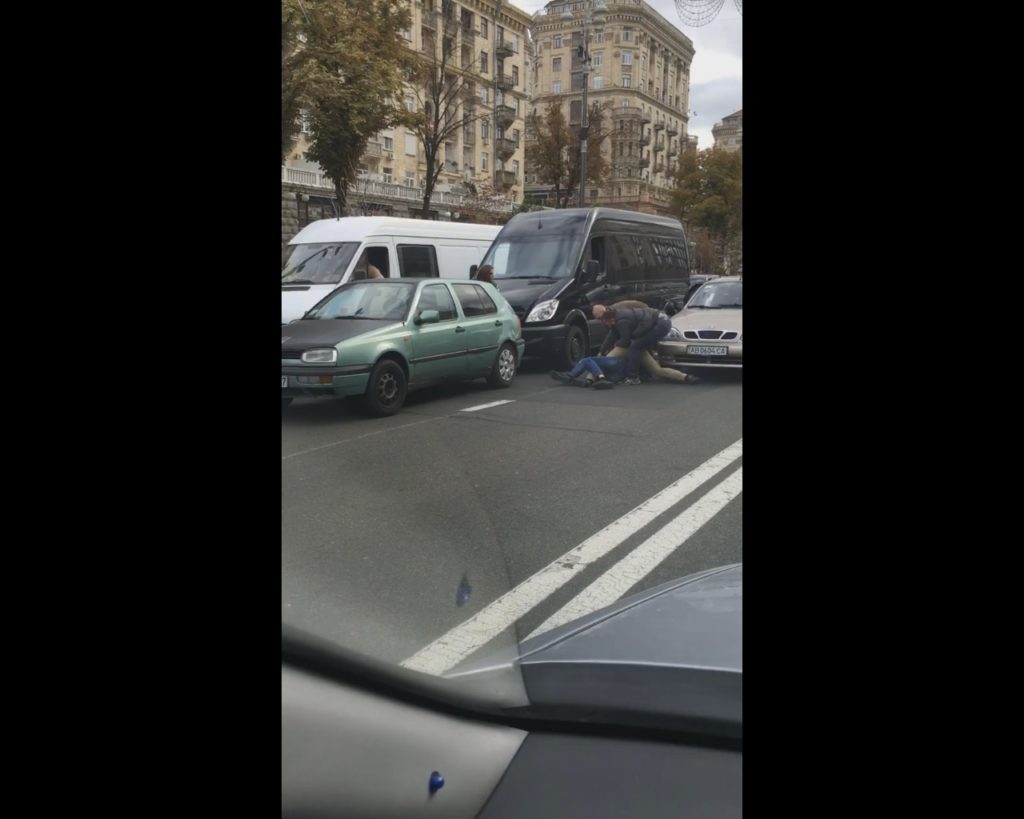 Прямо в центре Киеве по среди проезжей части Крещатика водители устроили кровавую разборку (ВИДЕО)