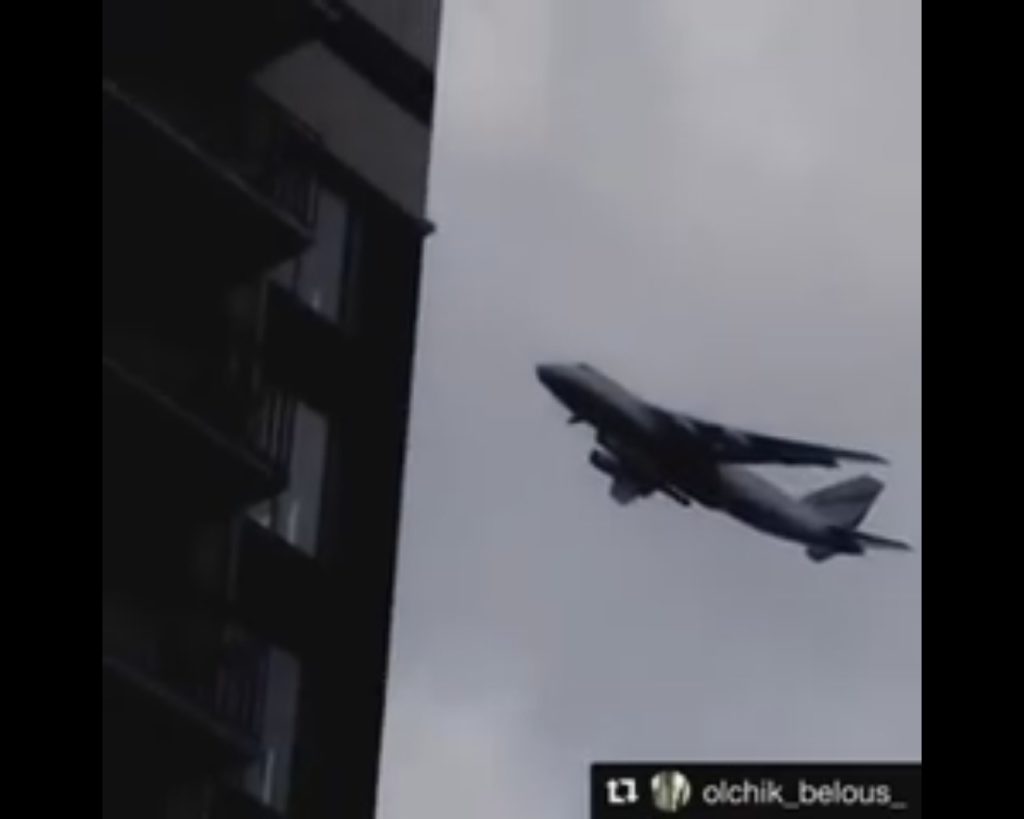 Под Киевом огромный Ан-124 «Руслан» едва не врезался в многоэтажку (ВИДЕО)