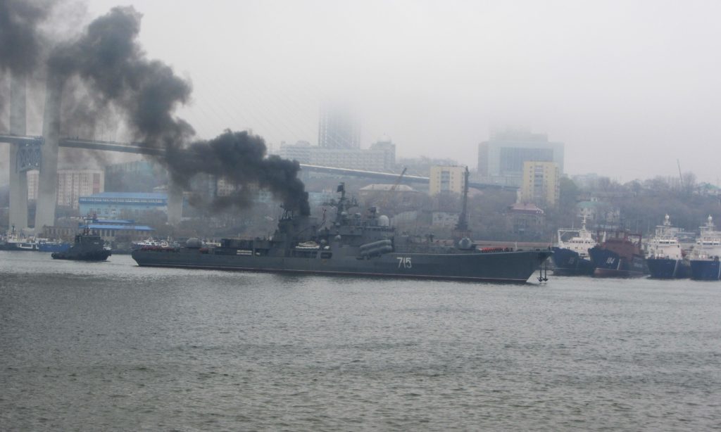 Российский авианосец “Адмирал Кузнецов” идет ко дну! Мало того что топлива нет, так ещё и пробоина