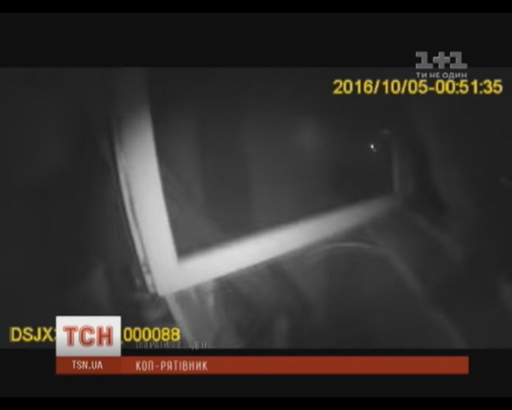 КОП-спасатель! В Киеве полицейский спас целую семью от пожара (ВИДЕО)