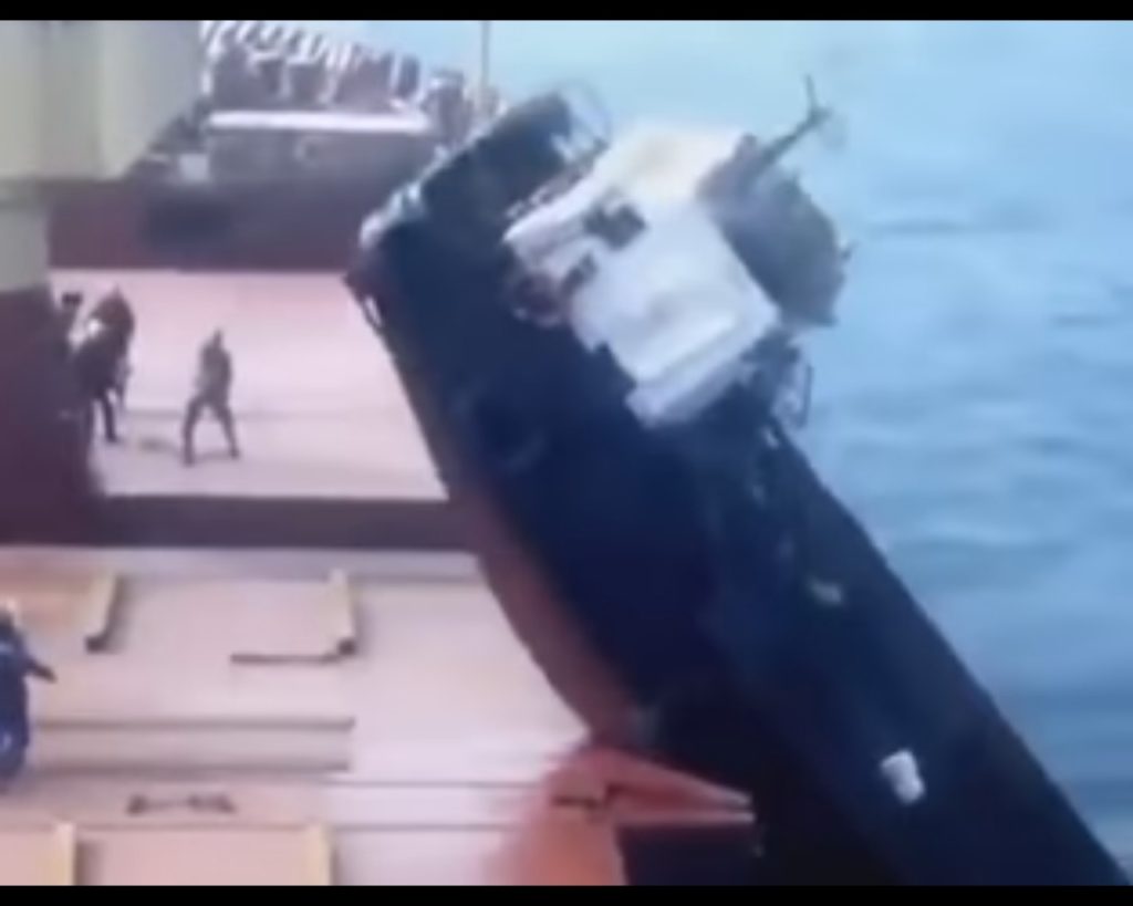Дебилы бл*ть! Гроза морей, российский флот, при погрузке катера на военный корабль уронили его в море и повредили авианосец (ВИДЕО)