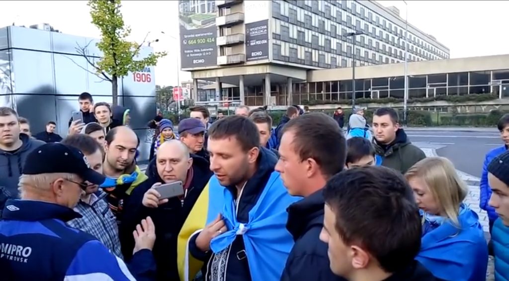 "Где билеты?! Та в ж*пу таких депутатов!" - Парасюку досталось от болельщиков сборной Украины, перед матчем с Косово в Кракове (ВИДЕО)