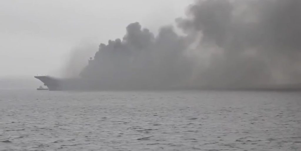 "Адмирал Кузнецов" пылает, взрываются снаряды, экипаж выбрасывается в море (ВИДЕО)
