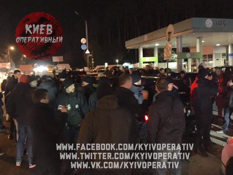 Большая драка копом и водителей под Киевом (ФОТО)