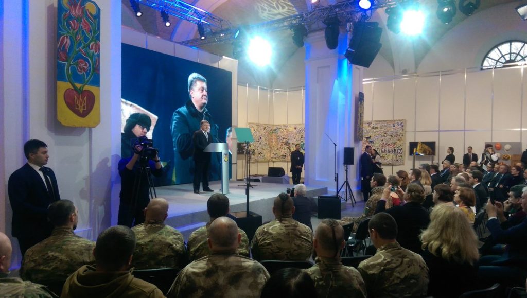 Порошенко объяснил общественности почему не ввел военное положение