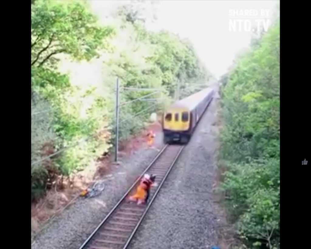 Камера наблюдения засняла невероятное спасение железнодорожником неаккуратного гражданина (ВИДЕО)