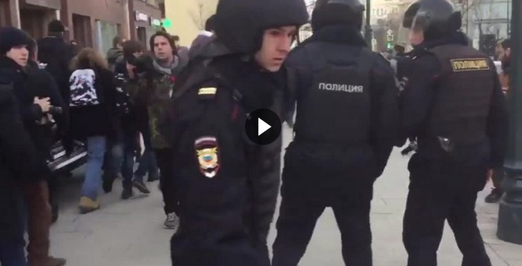ПОВОД МСТИТЬ! Кремлевские силовики сообщили, что протестующие убили одного полицейского в Москве (ВИДЕО)