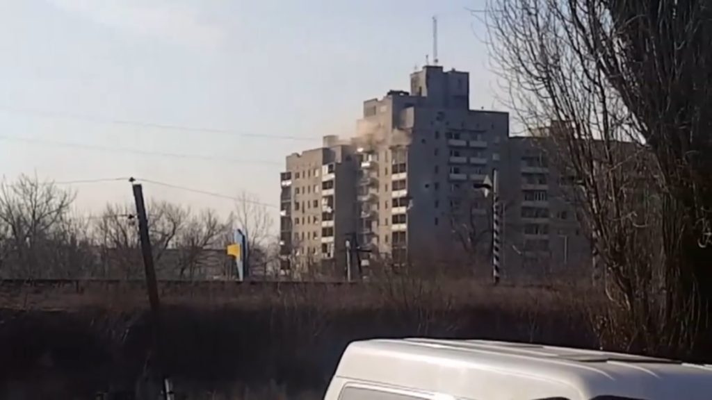 УЖАС! Российские террористы обстреляли жилую девятиэтажку в Авдеевке (ВИДЕО)