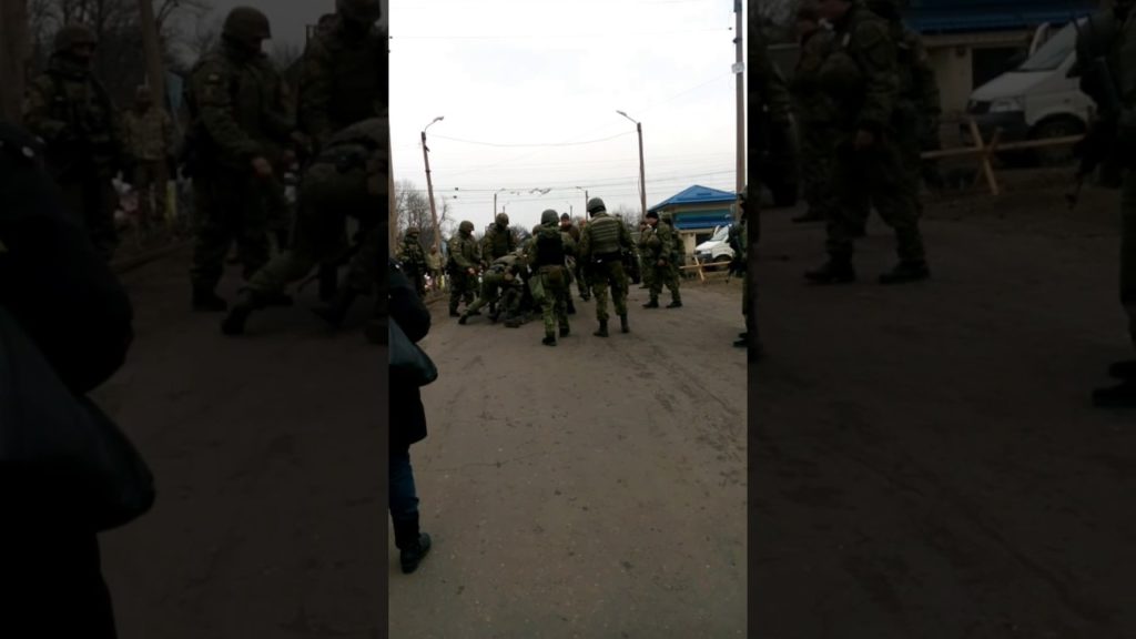 В сети появились видео ликвидации блокпоста активистов блокады ОРДЛО на станции "Кривой Торец"