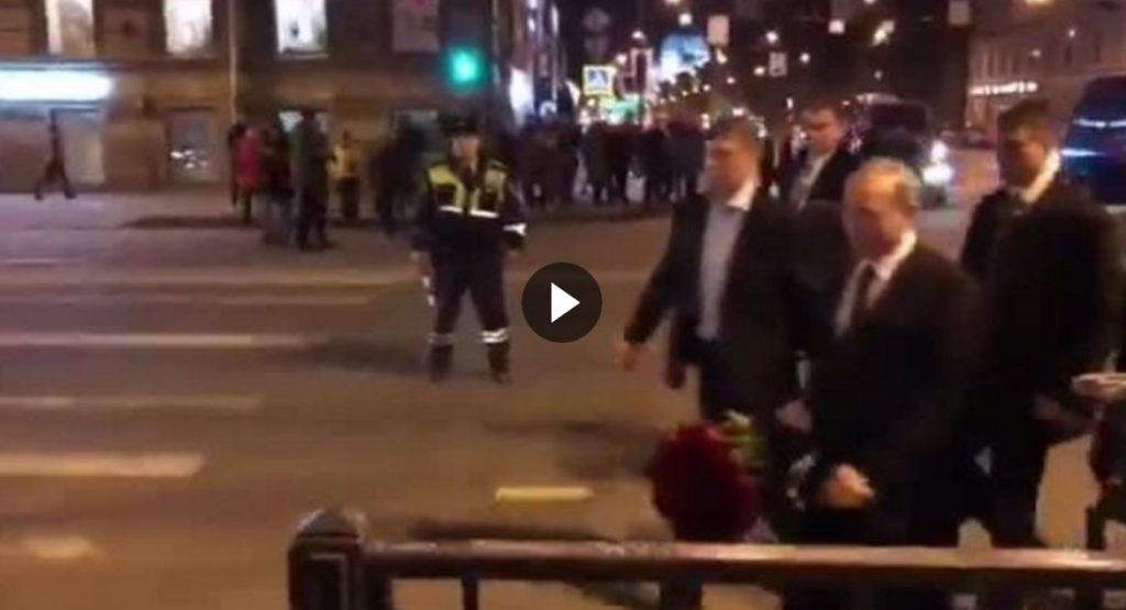 Пока Путин возлагал цветы у питерского метро где был теракт, с другого конца улицы ему кричали: "УБИЙЦА! Это ваша предвыборная кампания!?" (ВИДЕО)