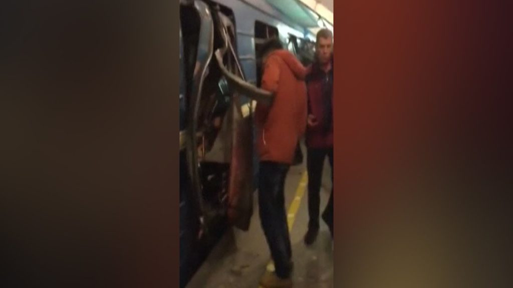 В сети опубликованы шокирующие кадры первых секунд после взрыва в питерском метро, где люди по головам вылазили спасая себя (ВИДЕО 18+)