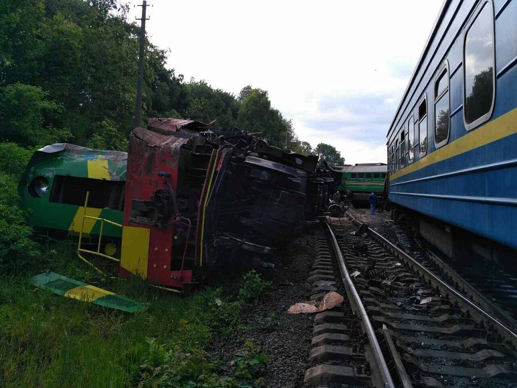 Ужасное столкновение под Хмельницким! Столкнулись два поезда - шесть человек пострадали (ВИДЕО)