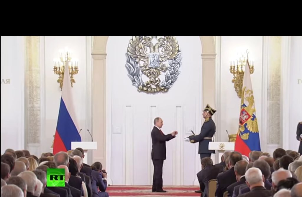 Пока в Москве проходили массовые протесты, Путин вручал госпремии. Но не всё пошло так гладко (ВИДЕО)