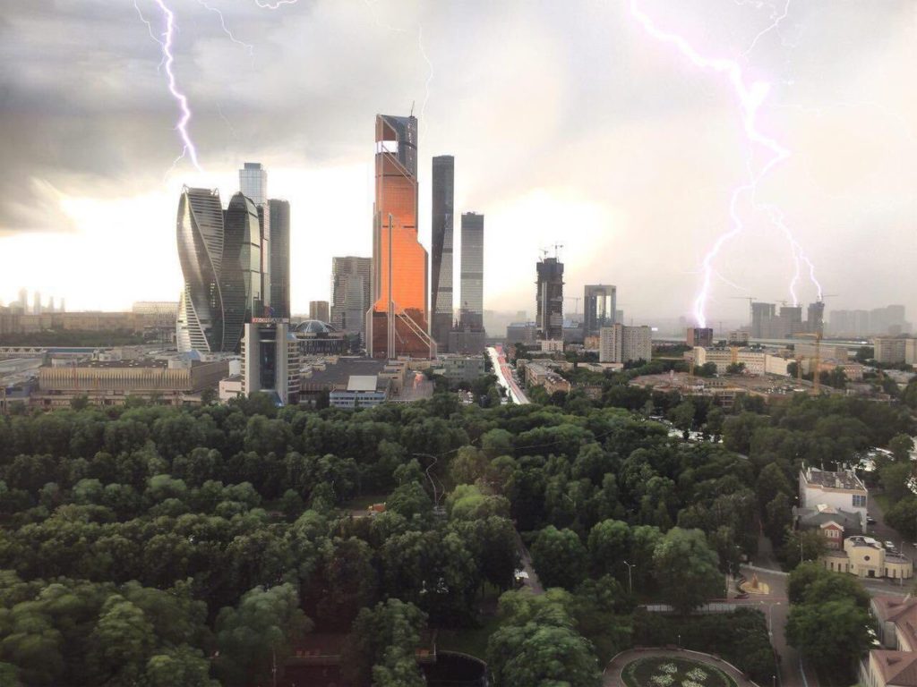 Сильнейший за 70 лет шторм в Москве забрал жизнь уже 2 человек, 6 госпитализированы (ФОТО + ВИДЕО)