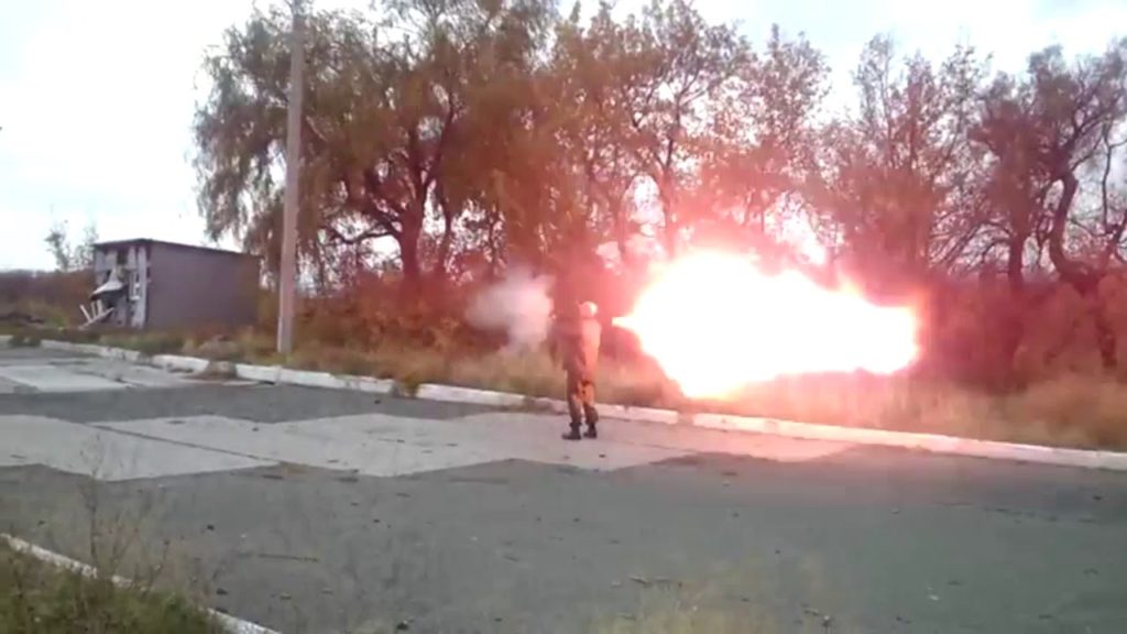 Видео как, пьяны ополченцы с гранатомета разнесли бензозаправку