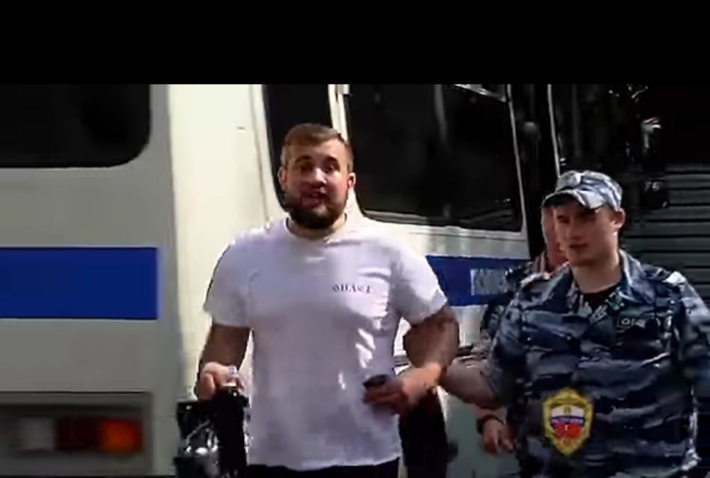 В Москве полиция задержала десантника, который избил российского журналиста в прямом эфире на день ВДВ (ВИДЕО)