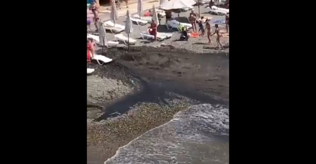 Ужас на пляже в Сочи! Прорыв нечистот прямо возле моря (ВИДЕО)