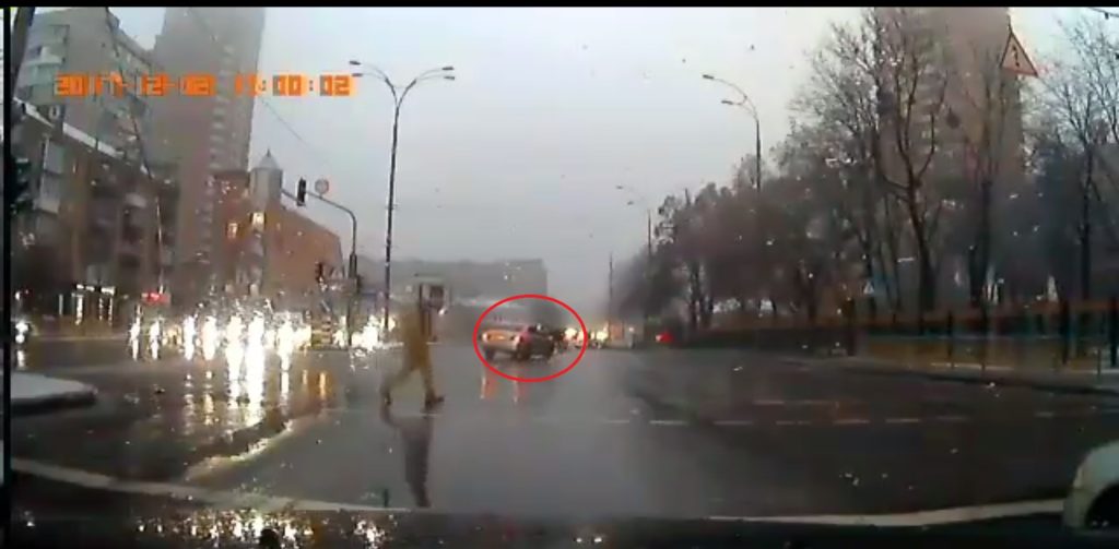 "Допоможіть, щоб я міг потримати за горло того г***на!" В Киеве водитель сбил Вирастюка младшего на пешеходном переходе и сбежал (ВИДЕО)