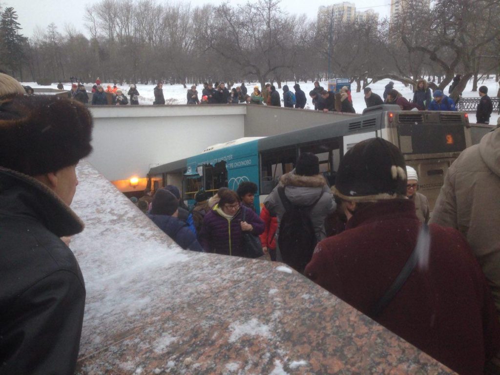 ЧП в Москве: автобус на большой скорости въехал в подземный переход у метро, есть жертвы (ВИДЕО 18+)