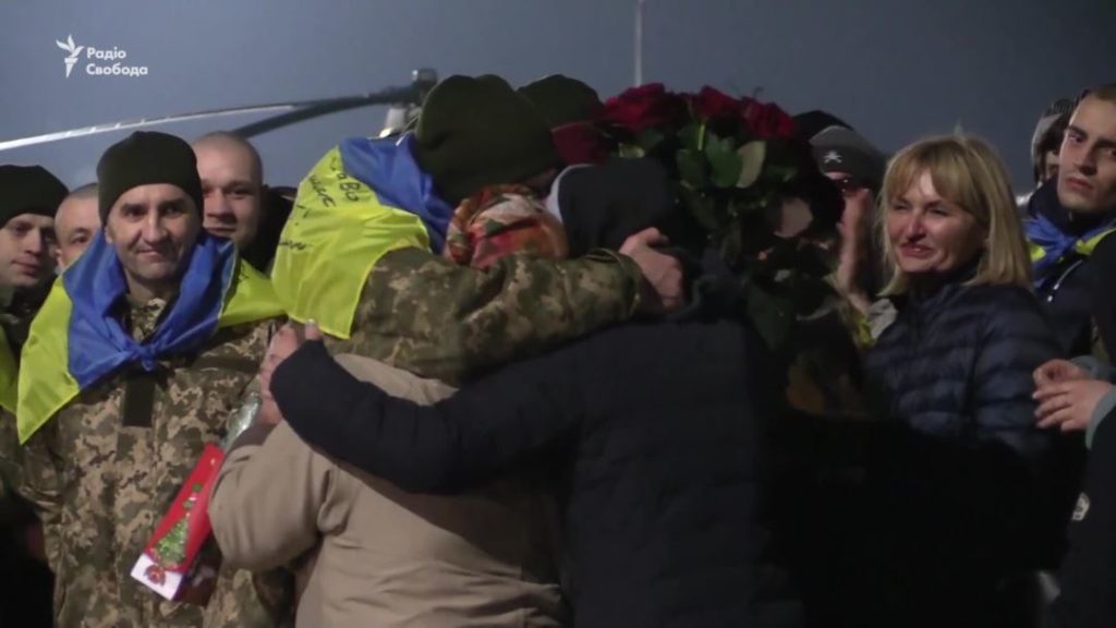 ВИДЕО ГОДА: украинцы освобожденные из плена боевиков не сдержались когда им массово исполнили гимн Украины в Борисполе