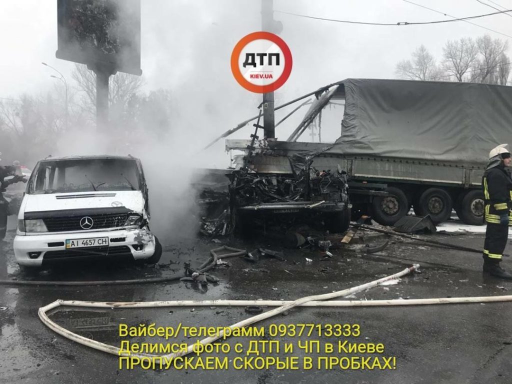 ДТП в Киеве: В фуру врезалось несколько автомобилей и сгорели. Въезд в столицу перекрыт (ВИДЕО)