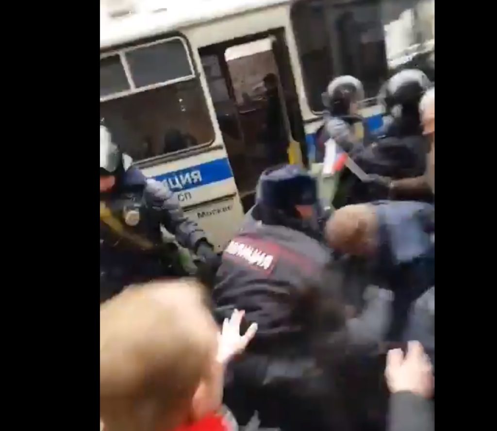 В Москве полиция задержала лидера оппозиции Навального во время акции протеста "Выборы без выбора" (ВИДЕО)