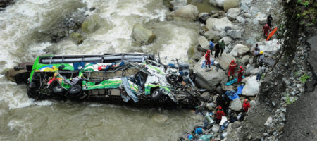В Индии автобус слетел с моста в реку, больше 30-ти погибших