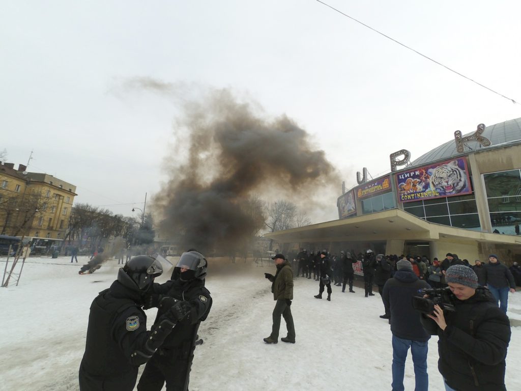 Во Львове произошли большие стычки активистов и полиции (ФОТО + ВИДЕО)