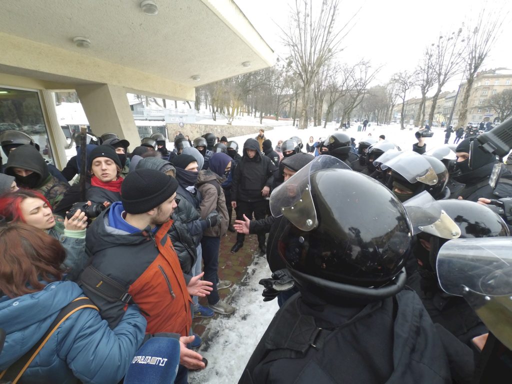 Во Львове произошли большие стычки активистов и полиции (ФОТО + ВИДЕО)