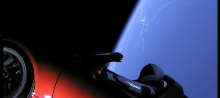 SpaceX провели успешный запуск ракеты Falcon Heavy с Tesla на борту