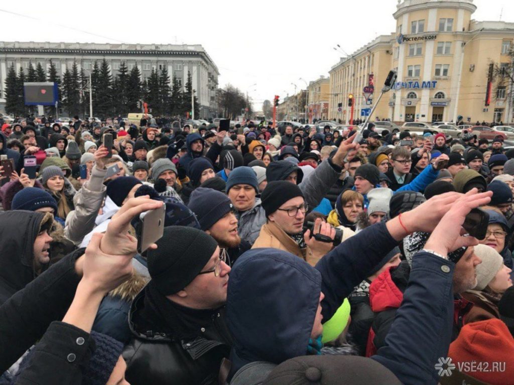 "В коробках лежало много частей тел, в том числе рук, ног, бедра и кости" - жители Кемерово прорвались в морги и нашли останки 41 ребенка (ВИДЕО)