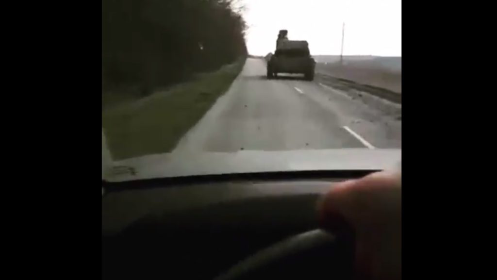 Обеспокоенные россияне выкладывают видео огромных колон российской военной техники которая идет на Донбасс (ВИДЕО)