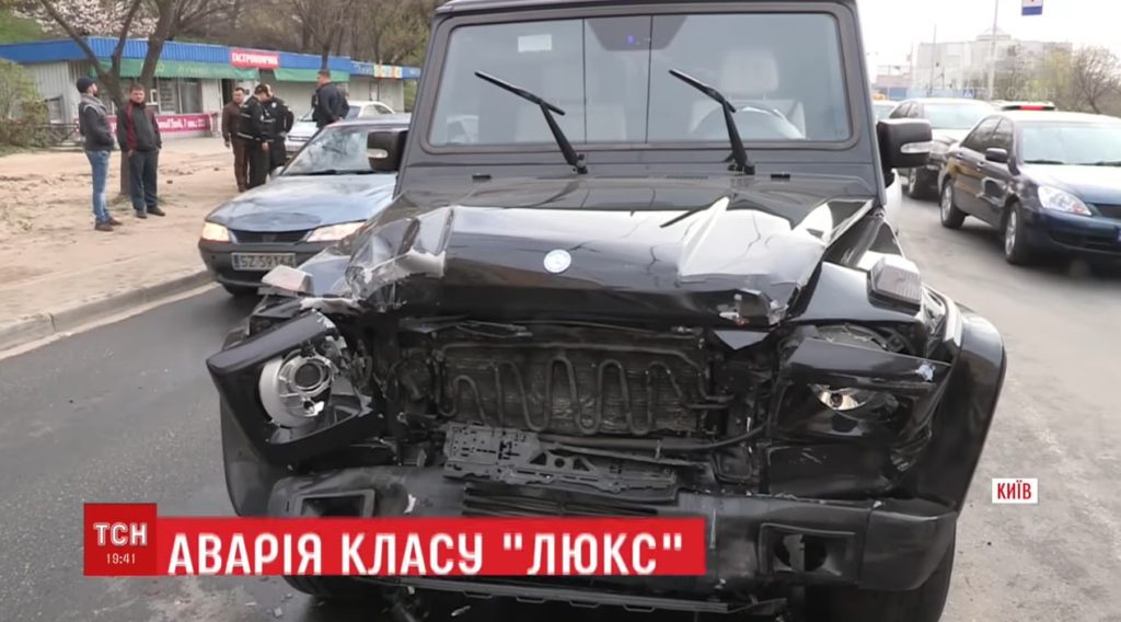 Автомобиль Медведчука попал в двойное ДТП, пьяный водитель прятался от полиции за столбом (ВИДЕО)