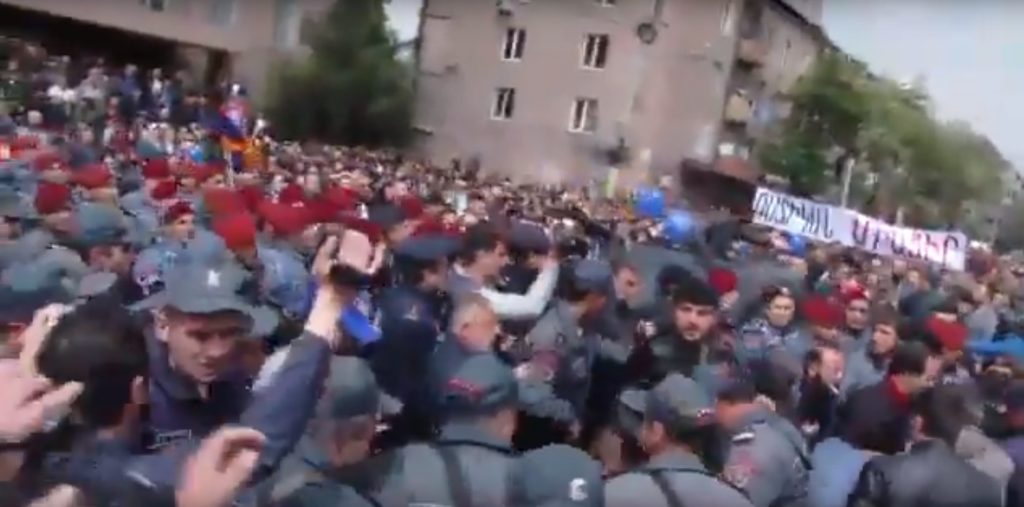 В Ереване полиция начали силовой разгон протестующих (ВИДЕО)