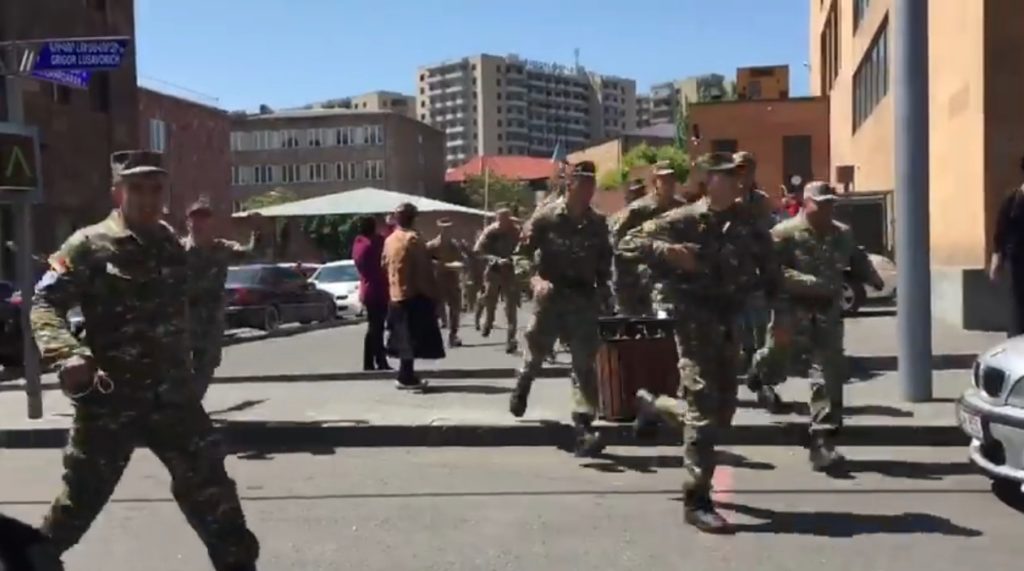 Военные перешли на сторону протестующих в Ереване, конец режиму Саргсяна в Армении