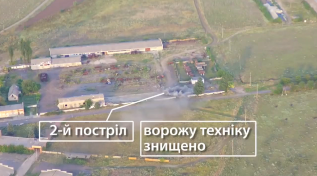 Украинские артиллеристы прямым попаданием уничтожили российскую зенитку (ВИДЕО С ДРОНА)