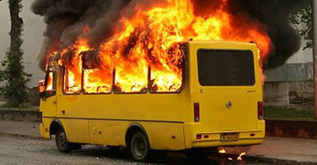 Катастрофа в Дебальцево: взорвался автобус с пассажирами - есть жертвы (ВИДЕО)