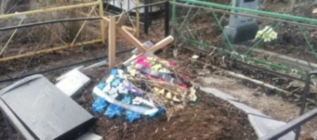 "Собаки принесли нам войну!" Разъяренные жители Донбасса разгромили десятки могил террористов (ФОТО)