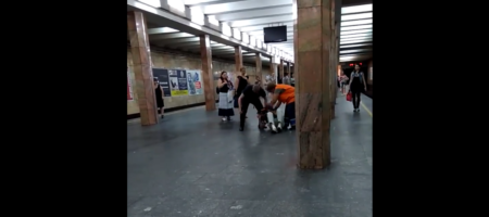 В Киевском метро полицейский жестко избил мужчину (ВИДЕО)