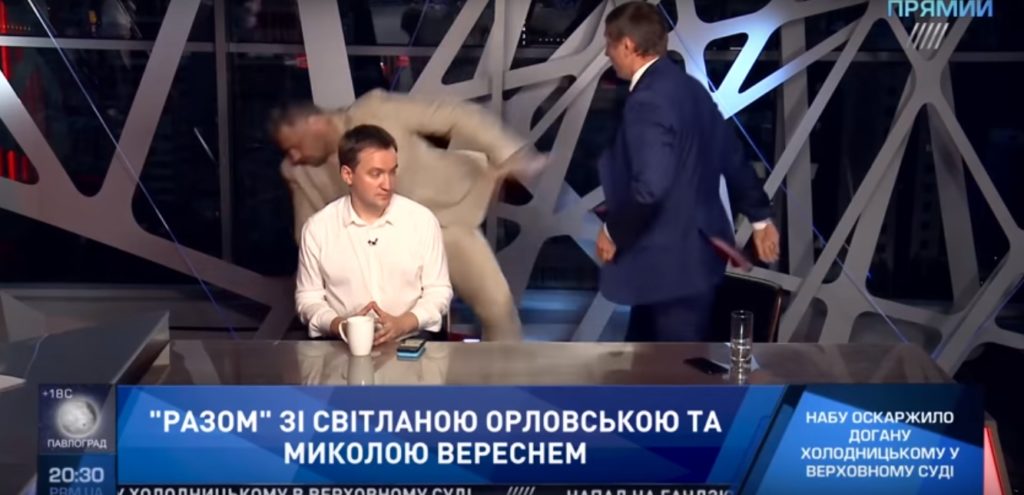 Нардепы Мосийчук и Шахов устроили драку в прямом эфире телеканала Прямой и продолжили в лифте (ВИДЕО)