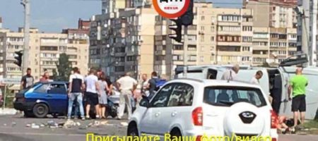 СРОЧНО! Сильное ДТП в Киеве: автомобиль на полном ходу влетел в толпу пешеходов (ФОТО+ВИДЕО)