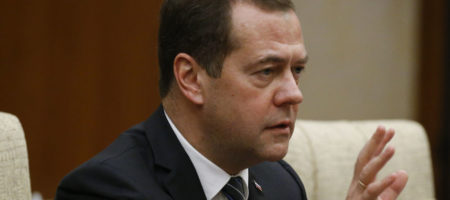 Премьер РФ попал на операционный стол! В СМИ узнали где пропал Медведев