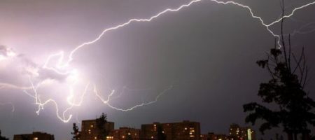 В украинском гидрометцентре опровергли информацию о "нашествии" шаровых молний