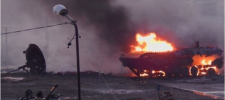 Под Желобком артиллерия ВСУ ответным огнем разбомбила бронетехнику "ЛНР": подбит танк уничтожено 4 БМП (ВИДЕО)